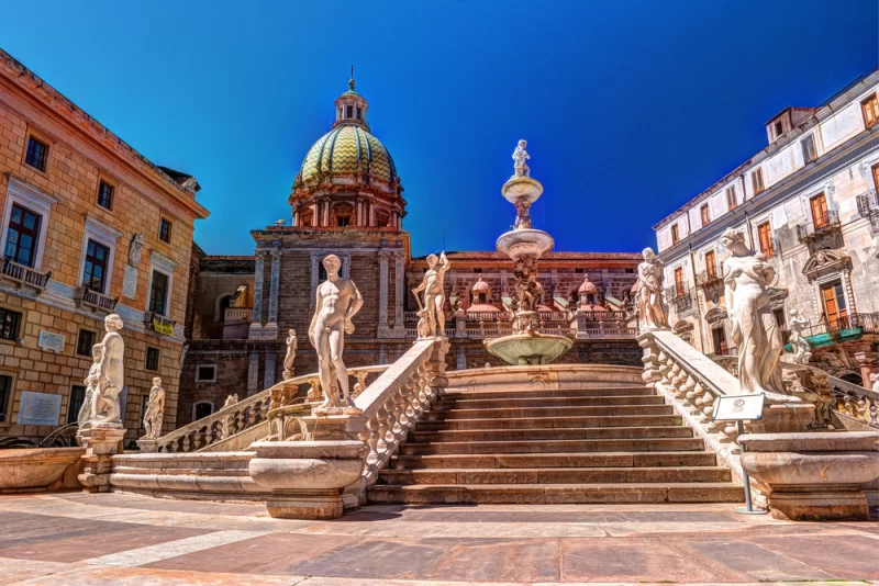 Famosa fontana della vergogna sulla barocca Piazza Pretoria, Palermo, Sicilia, Italia