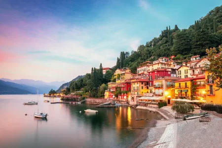 Varenna vista panoramica tramonto sul lago di Como, Italia.